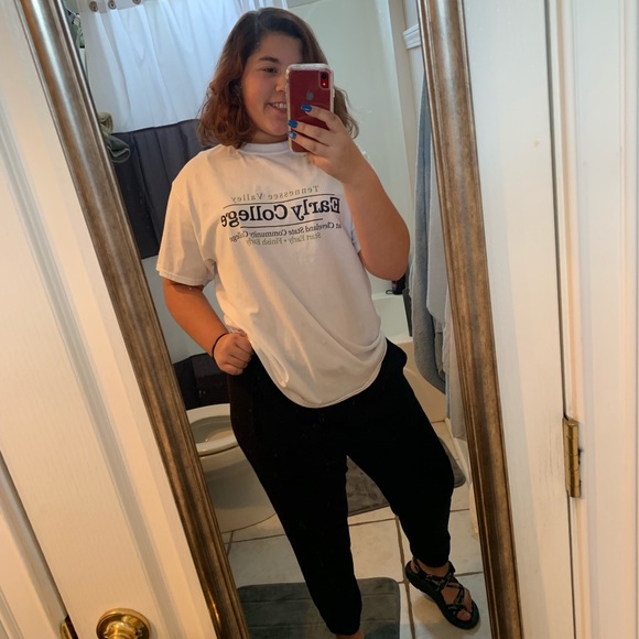 Meet your Posher, Ariana - Picture 1 of 1